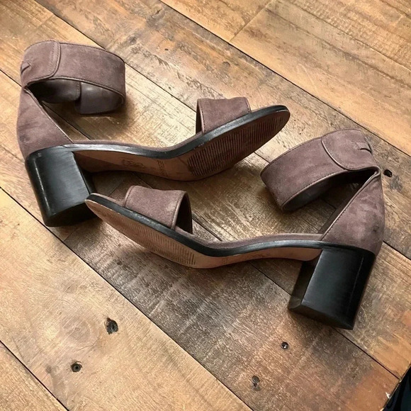 💗 Bernardo Suede Heels - Size 6M - Picture 7 of 7